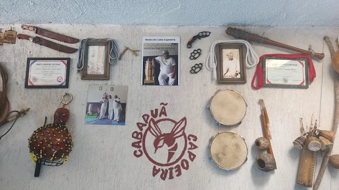 Parede com Berimbaus, Pandeiros e Memorial da Capoeira